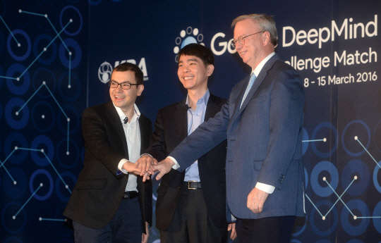 이세돌 9단(가운데)이 구글이 만든 인공지능 바둑 프로그램 '알파고'와의 맞대결을 하루 앞둔 8일 서울 종로구 포시즌스호텔에서 열린 사전 브리핑에 참석해 구글 딥마인드의 CEO 데미스 하사비스(왼쪽), 에릭 슈미트 구글 회장과 손을 맞잡고 있다. 유동일기자 eddieyou@